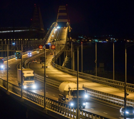 Подсчитана экономия за год грузового движения по Крымскому мосту