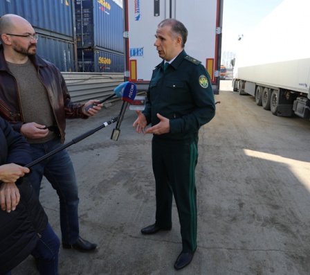 Бесперебойность поставок продовольственных товаров обсудили в рамках выездного совещания на Новосибирском западном таможенном посту